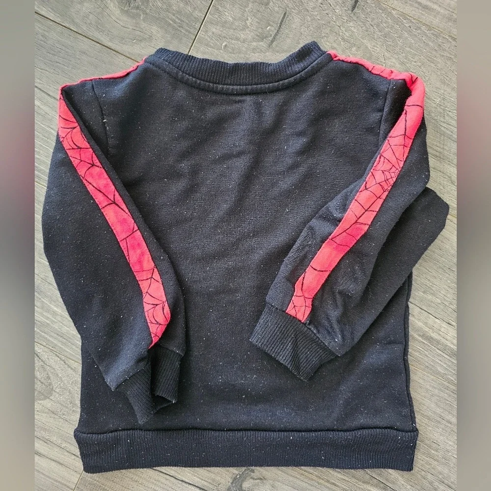 2T Black sweatsuit‎ featuring a red Spider-Man graphic Web Retro Avenger Heros